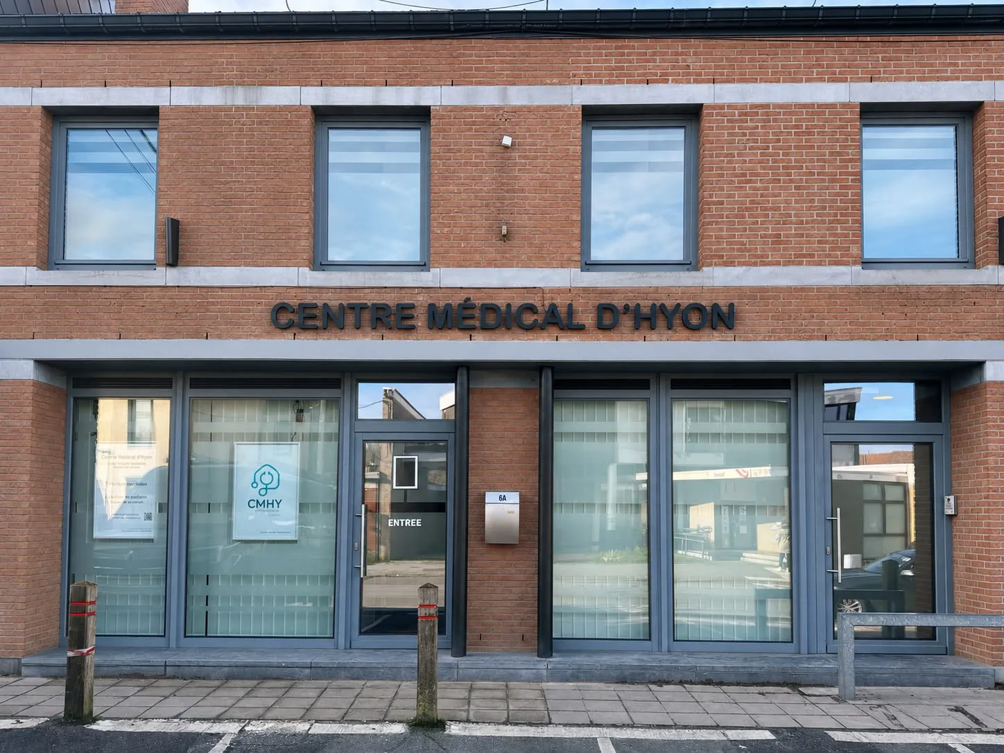 La façade du Centre Médical d'Hyon, rue de la Cascade
